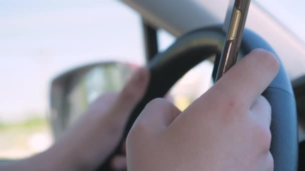 Sürücü tarafından tutulan akıllı telefona yakından bak. — Stok video