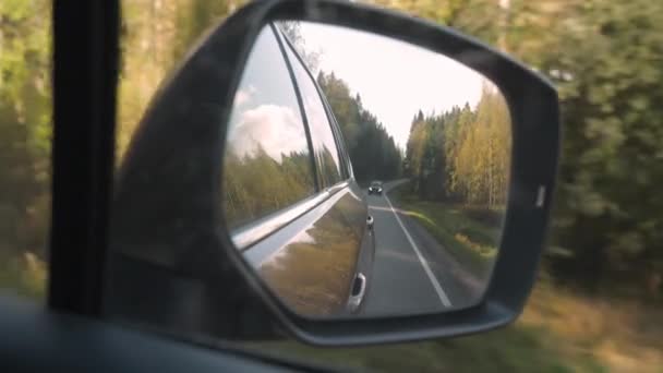 Другой автомобиль следует за ним на заднем сиденье движущегося автомобиля — стоковое видео