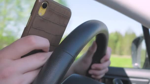 Sürücünün direksiyonundaki akıllı telefon. — Stok video