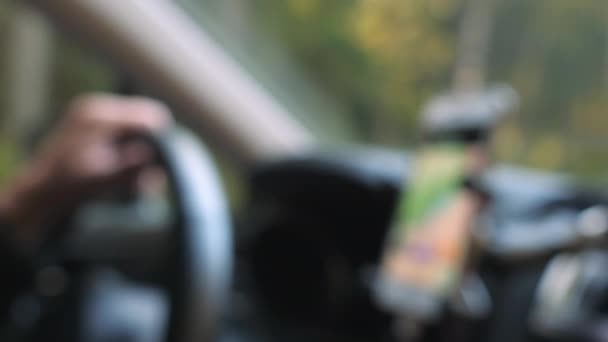 Visão de fundo embaçada do homem dentro do carro — Vídeo de Stock