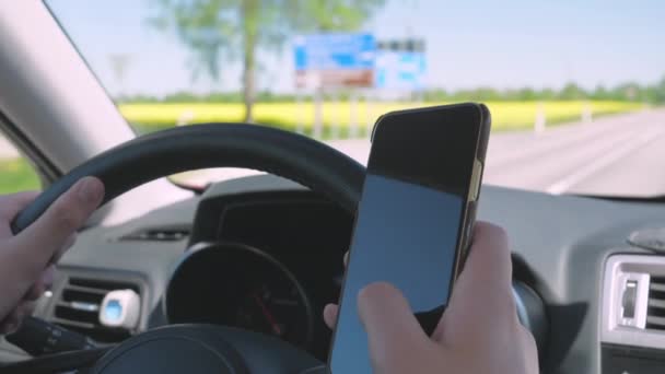 Ver dentro del coche del hombre, mientras que los mensajes de texto — Vídeo de stock