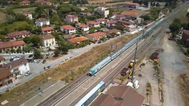 Un lungo treno che viaggia sui binari — Video Stock