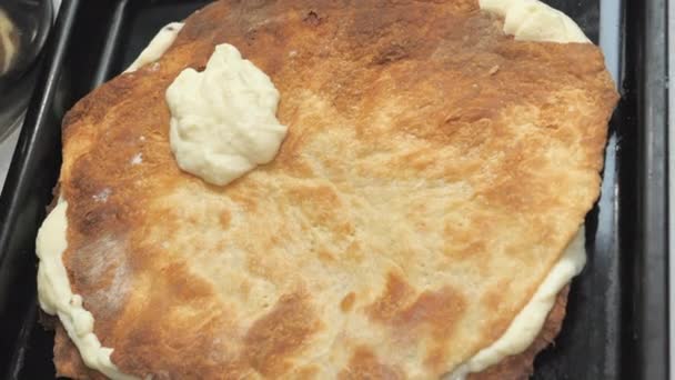 The white pudding on top of the pie — Stockvideo