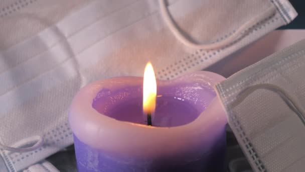 用面罩点亮紫色的蜡烛 — 图库视频影像