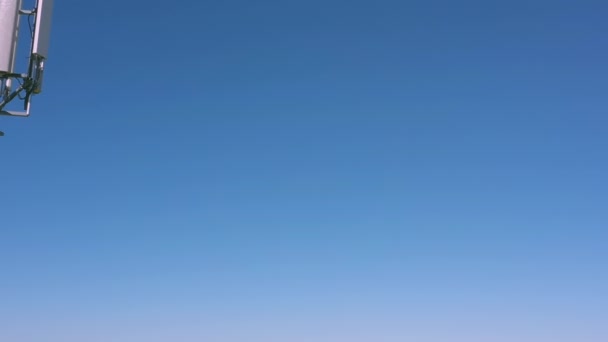 Mavi gökyüzü manzarası ve Estonya 'daki paneller. Kopya uzayı — Stok video