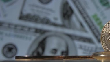Ekonomi kavramı. Masada Bitcoin paraları var. Dolar banknotları 