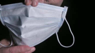 Odanın içindeki cerrahi maskeye yakından bak.