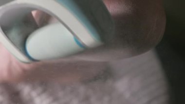 Sert derisi olan patenciye daha yakından bak.