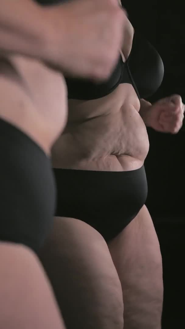 O privire a doamnei dansând în faţa oglinzii — Videoclip de stoc