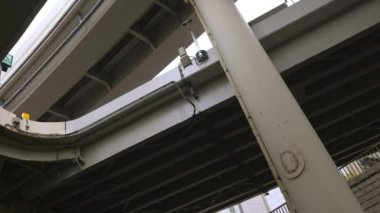 Tokyo 'daki köprülerin kıvrımlarının manzarası.