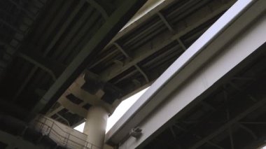 Tokyo 'daki su kanallarındaki uzun köprü.