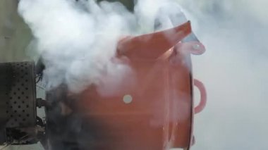 Sabahleyin kahve için kırmızı çaydanlığa daha yakından bak.