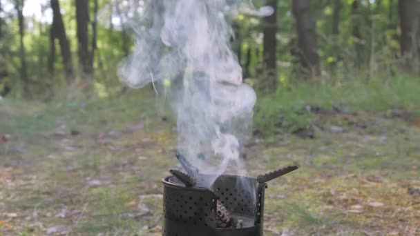 Kahve makinesinin üzerindeki şenlik ateşinden bir duman yükseliyor. — Stok video
