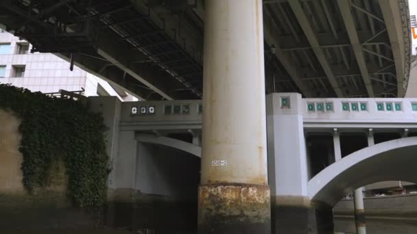 Sotto il lungo ponte sui canali dell'acqua a Tokyo Giappone — Video Stock