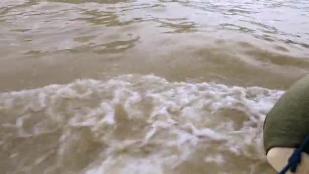 Waterbellen aan de zijkant van de boot in Tokyo Japan — Stockvideo