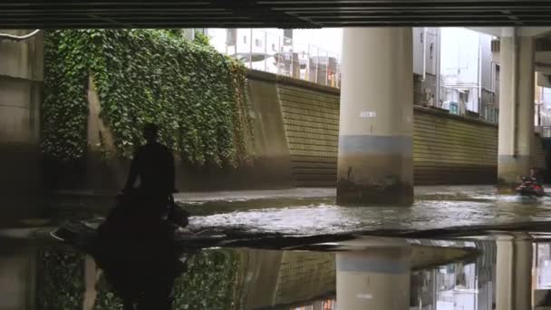 Gli uomini in jetsi sul canale d'acqua sotto il ponte a Tokyo Giappone — Video Stock