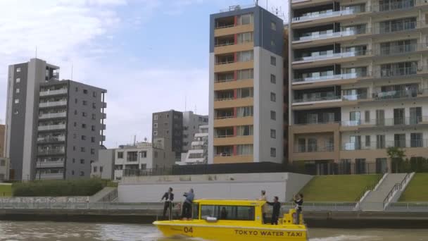 A small yellow boat moving so fast on the water channels in Tokyo Japan — Stock Video