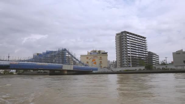 Bâtiments hauts sur le côté des canaux d'eau à Tokyo Japon — Video