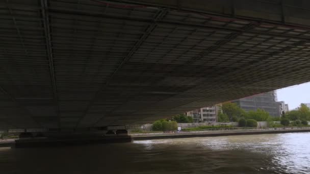 Tokyo 'da köprünün altında metal çelikler var. — Stok video