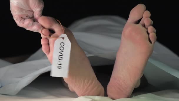 死体安置所のベッドで死んだ人の一人 — ストック動画