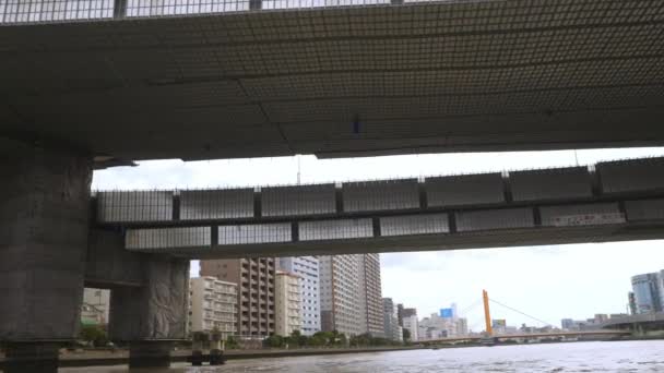 Pod wielkim mostem w Tokio Japonia — Wideo stockowe