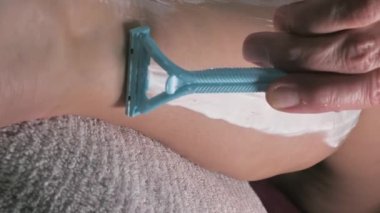 Beyaz tıraş köpüğüyle bacağa yakından bak.