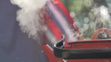 Ocaktaki tüttüren kahve demliğine yakından bak.