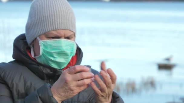 Een tevreden gezicht na het afzetten van het gezichtsmasker in Finland — Stockvideo