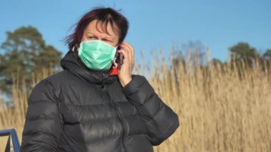 Finlandiya 'da telefonda biriyle konuşan bir kadın.
