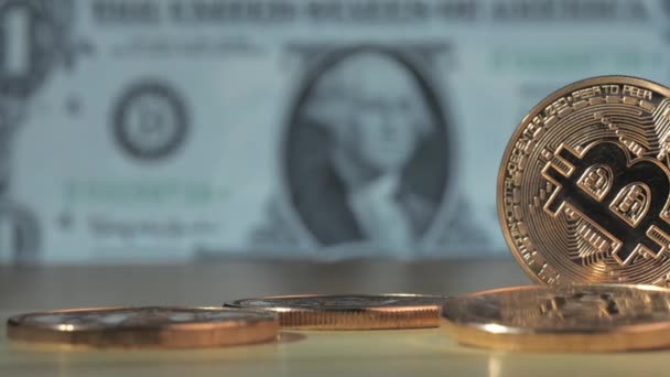 Koncept ekonomie. Bitcoinové mince na stole. Dolarové bankovky — Stock video