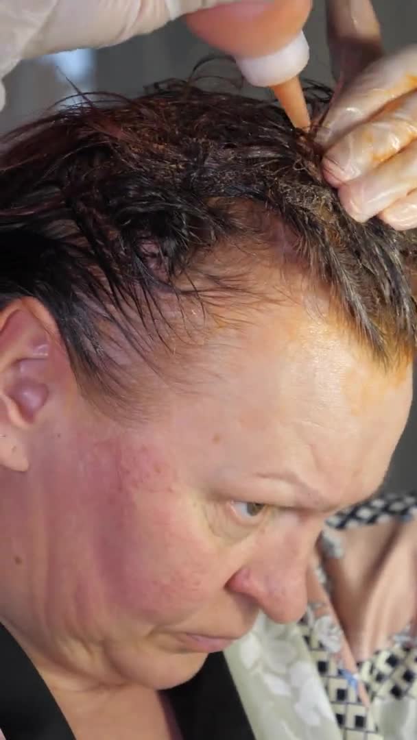 Den vertikala bilden av damen sätta hårfärg. — Stockvideo