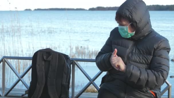 The lady getting her drink after disinfecting her hand in Finland — Stok video