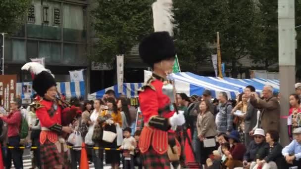 A majorette wearing a fur hat in the parade — стоковое видео