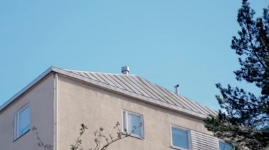 Helsinki Finlandiya 'daki apartmanın tepesinde Finlandiya bayrağı