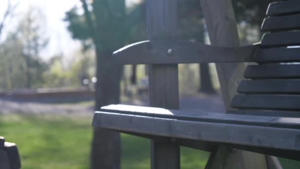 Μια πιο προσεκτική ματιά στο ξύλινο παγκάκι στο πάρκο στο Ελσίνκι της Φινλανδίας — Αρχείο Βίντεο
