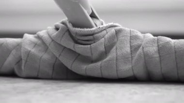 Yerleri temizleyen büyük paspasın yakından bakışı.