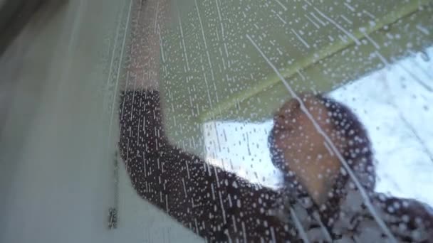 De cima para baixo limpeza da janela de vidro — Vídeo de Stock