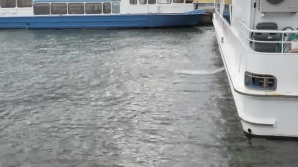 Het uiterlijk van de witte boot op de aanleghaven in Helsinki — Stockvideo