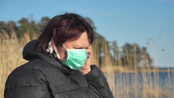En kvinna som talar i telefon med sin arbetsgivare i Finland — Stockvideo