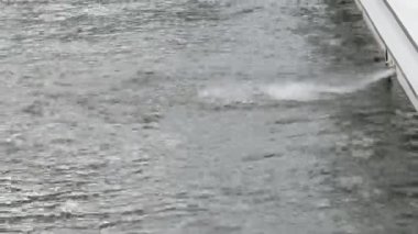 Helsinki 'deki feribottan su sıçrıyor.