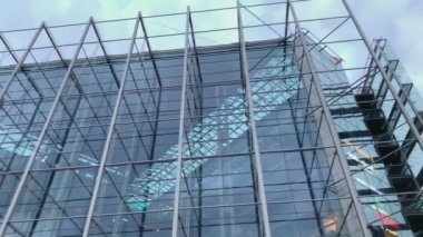 Helsinki Finlandiya 'daki Sanomatalo binasının içi camdan.. 