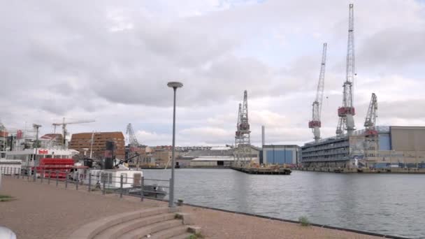 Grote kranen op de werf van Helsinki Finland. — Stockvideo