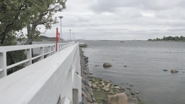 Białe balustrady mostu łodzi w Helsinkach Finlandia — Wideo stockowe