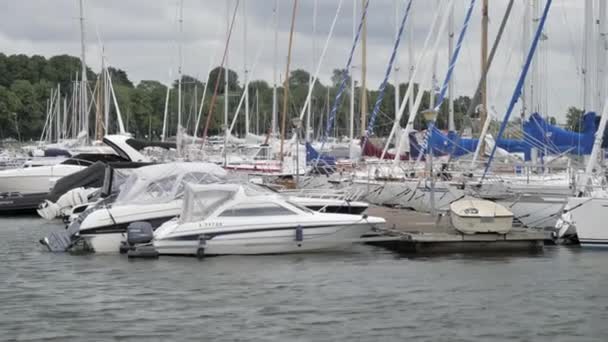Muchos veleros en el lado del puerto de atraque en Helsinki — Vídeos de Stock