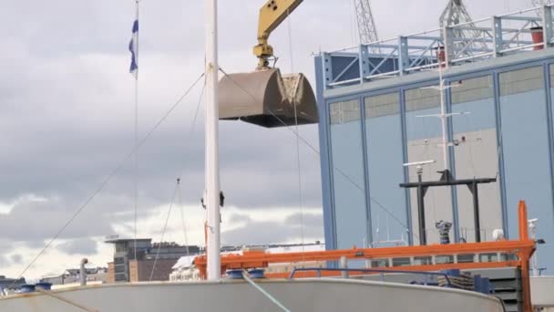 Une grue effectuant des travaux de chargement depuis le quai d'Helsinki — Video