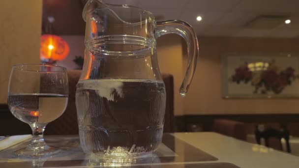 Nadhazovač vody s ledem uvnitř v Helsinkách ve Finsku — Stock video
