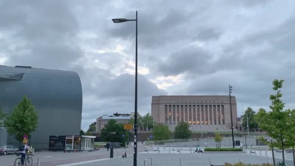 A zona de downtwon e o edifício do Parlamento finlandês em Helsínquia Finlândia. — Vídeo de Stock