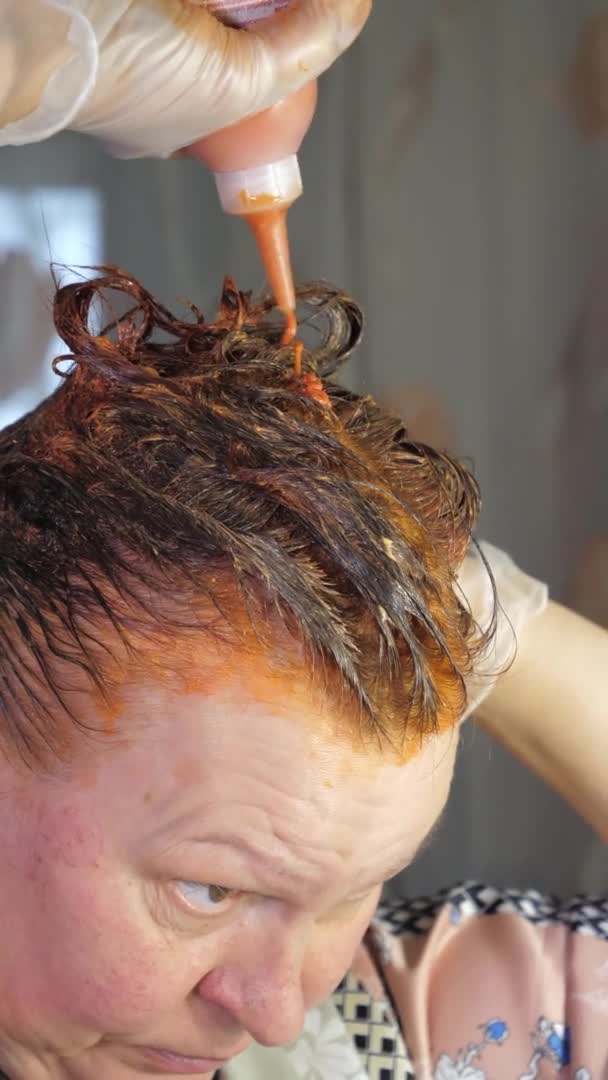 Витискання хімічних речовин на волоссі дами . — стокове відео