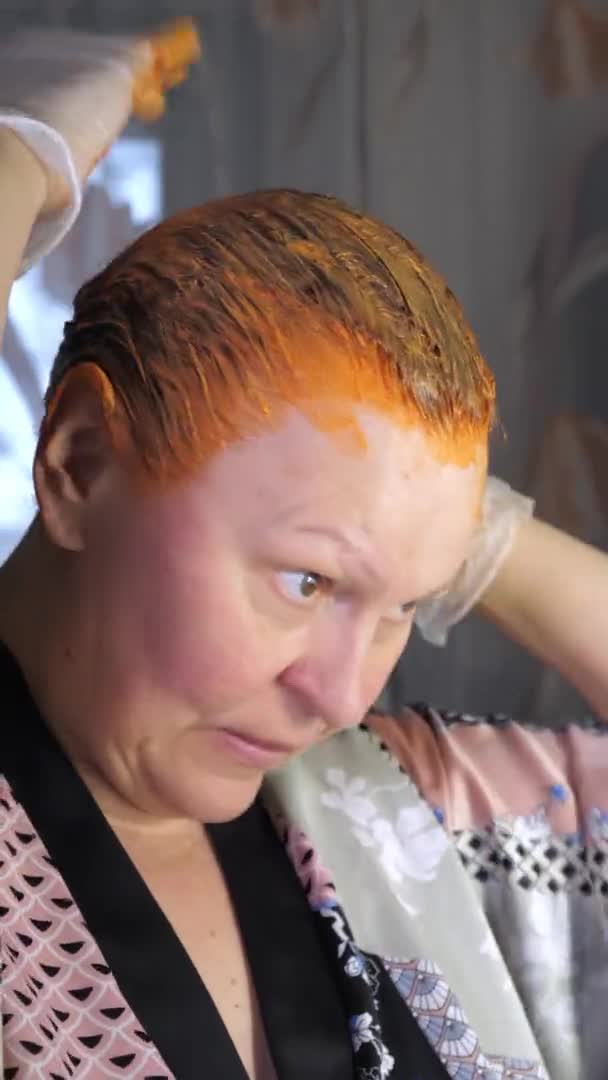 Завершение сеанса окраски волос дома. — стоковое видео