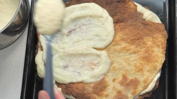 Spredningen af hvid glasur på tærten – Stock-video